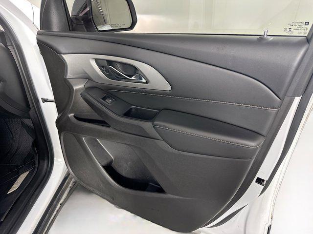 Photo of 2021 Summit White Chevrolet Traverse