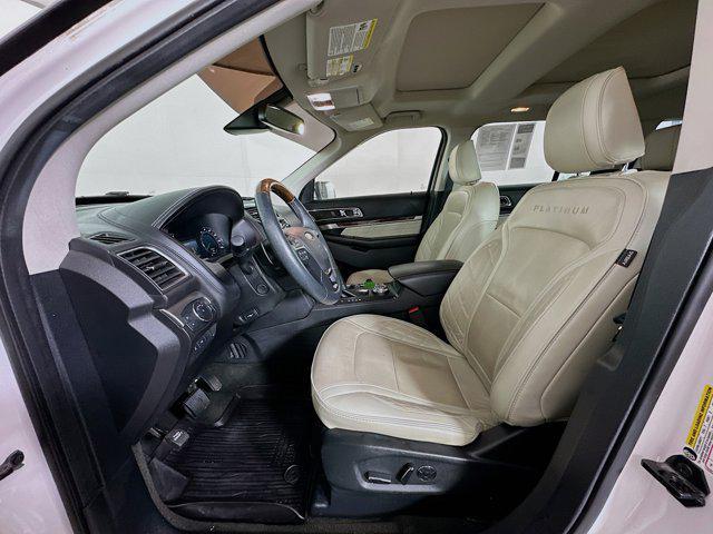 Photo of 2018 White Platinum Metallic Tri-Coat Ford Explorer