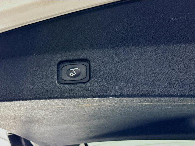 Photo of 2018 White Platinum Metallic Tri-Coat Ford Explorer