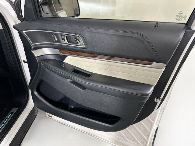 Photo of 2018 White Platinum Metallic Tri-Coat Ford Explorer