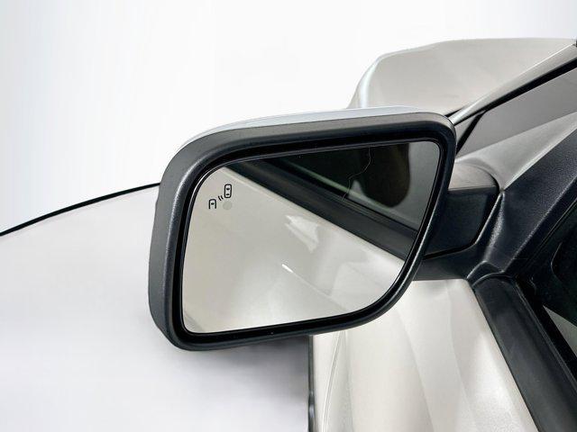 Photo of 2018 White Platinum Metallic Tri-Coat Ford Explorer