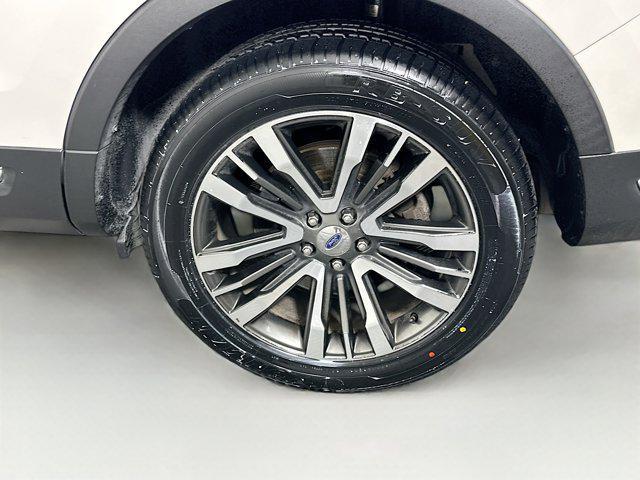 Photo of 2018 White Platinum Metallic Tri-Coat Ford Explorer