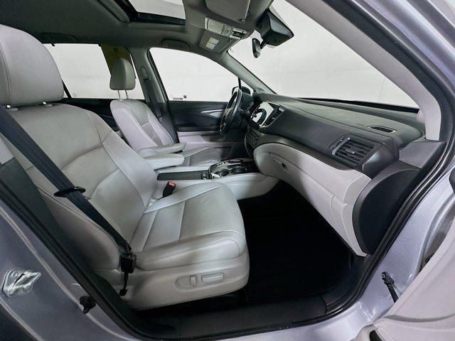 Photo of 2022 Lunar Silver Metallic Honda Pilot