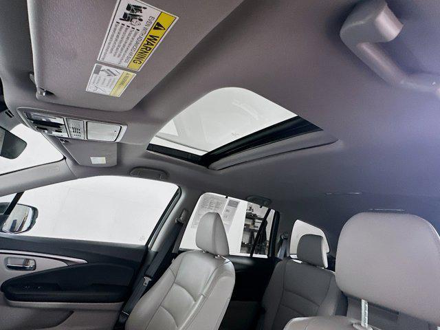Photo of 2022 Lunar Silver Metallic Honda Pilot
