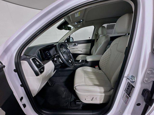 Photo of 2023 Glacial White Pearl Kia Sorento