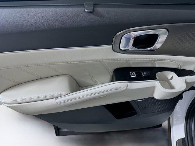 Photo of 2023 Glacial White Pearl Kia Sorento
