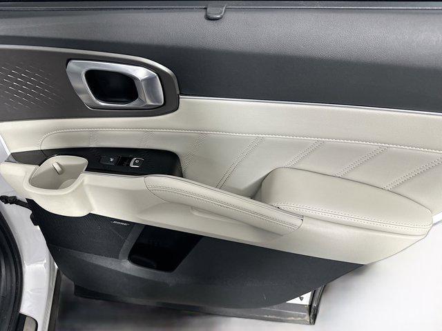 Photo of 2023 Glacial White Pearl Kia Sorento