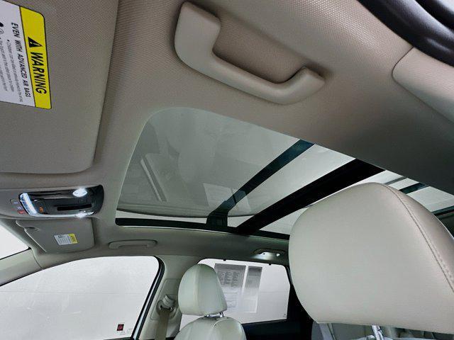 Photo of 2023 Glacial White Pearl Kia Sorento