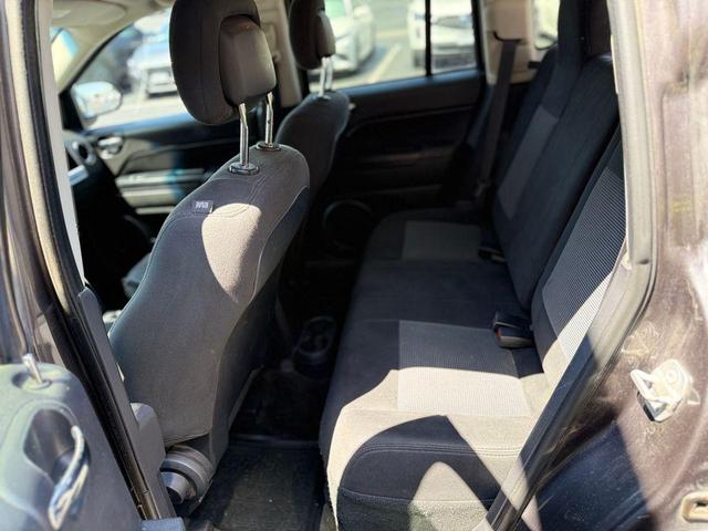 Photo of 2016 Granite Crystal Metallic Clearcoat Jeep Compass