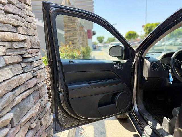 Photo of 2016 Granite Crystal Metallic Clearcoat Jeep Compass