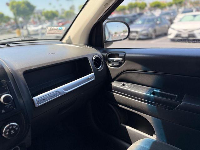 Photo of 2016 Granite Crystal Metallic Clearcoat Jeep Compass
