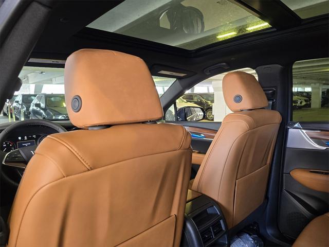 Photo of 2025 Crystal White Tricoat Cadillac XT5