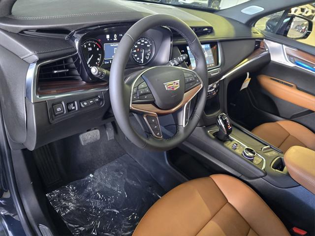 Photo of 2025 Crystal White Tricoat Cadillac XT5