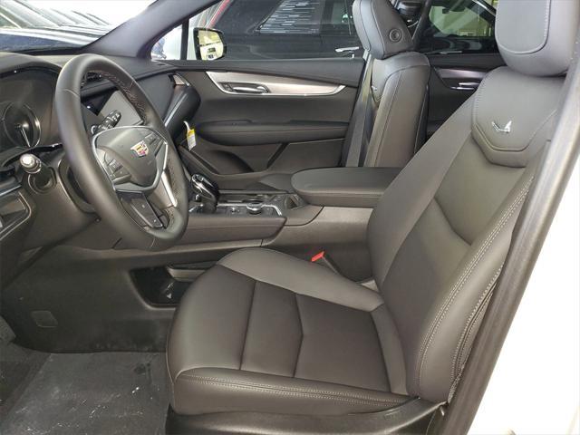 Photo of 2025 Crystal White Tricoat Cadillac XT5