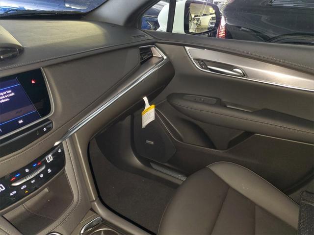 Photo of 2025 Crystal White Tricoat Cadillac XT5
