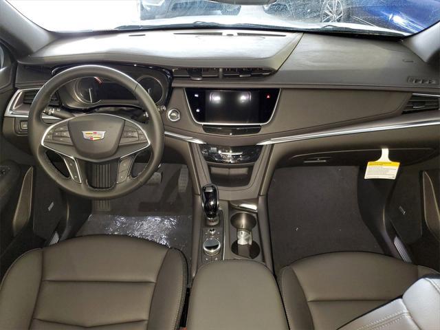 Photo of 2025 Crystal White Tricoat Cadillac XT5