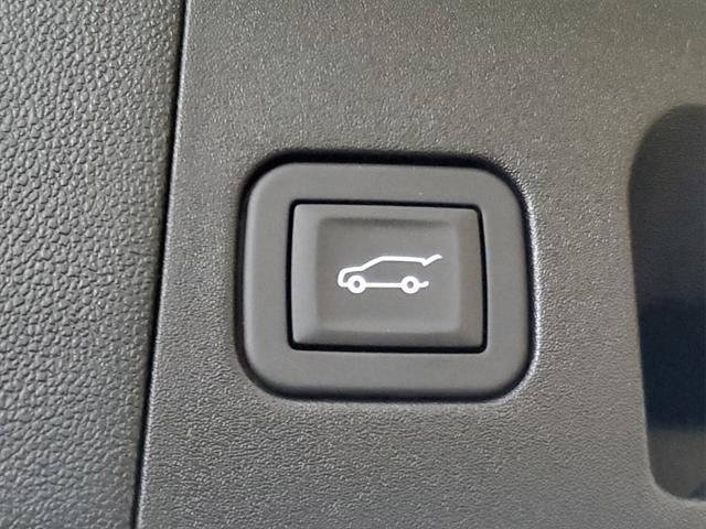 Photo of 2025 Crystal White Tricoat Cadillac XT5
