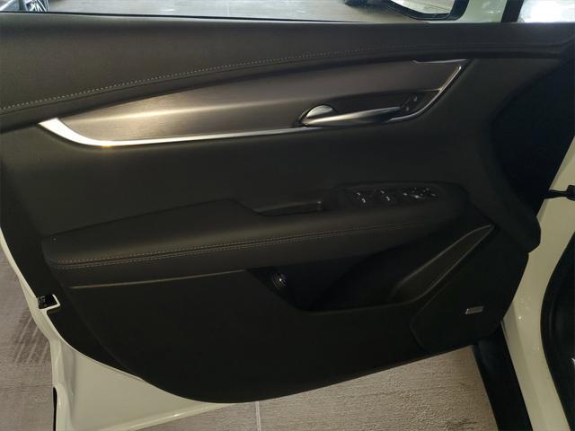 Photo of 2025 Crystal White Tricoat Cadillac XT5