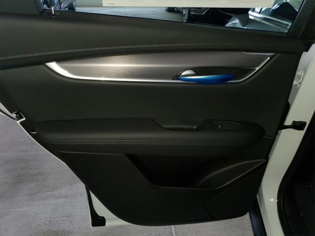 Photo of 2025 Crystal White Tricoat Cadillac XT5