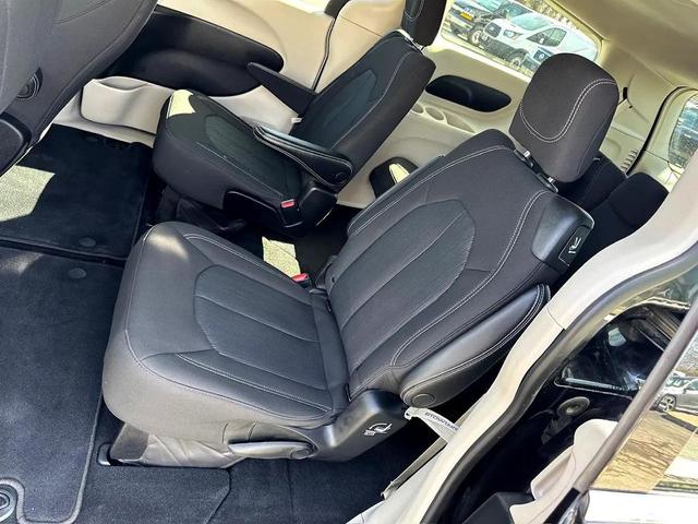 Photo of 2022 Brilliant Black Crystal Pearlcoat Chrysler Voyager