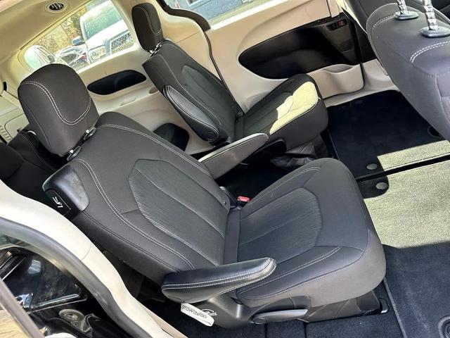 Photo of 2022 Brilliant Black Crystal Pearlcoat Chrysler Voyager