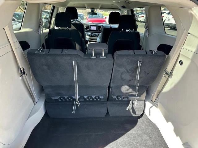 Photo of 2022 Brilliant Black Crystal Pearlcoat Chrysler Voyager