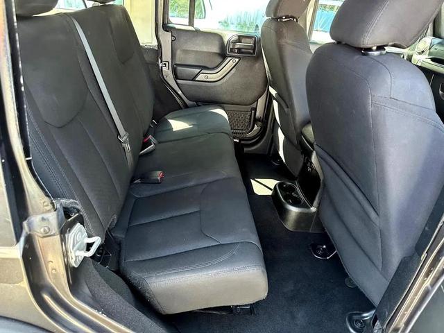 Photo of 2017 Gray Jeep Wrangler Unlimited
