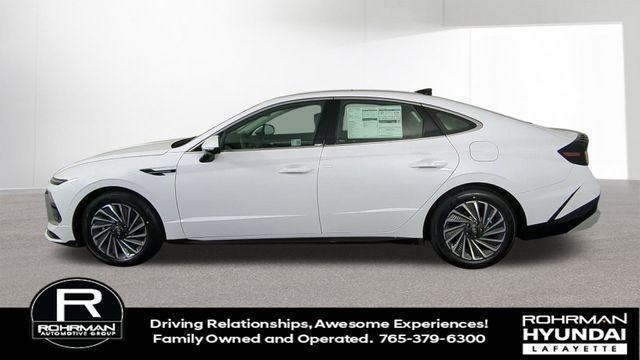 Photo of 2025 White Hyundai SONATA Hybrid
