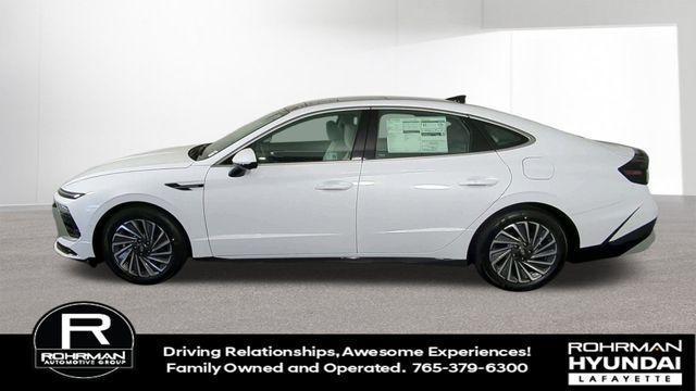 Photo of 2025 White Hyundai SONATA Hybrid