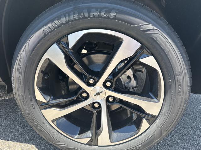 Photo of 2025 Summit White Chevrolet Trax