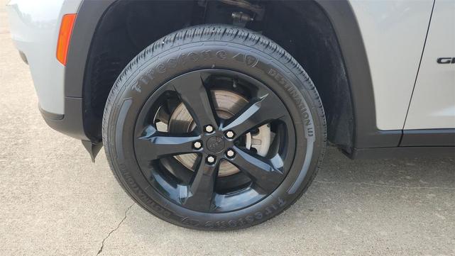 Photo of 2023 Silver Zynith Jeep Grand Cherokee L