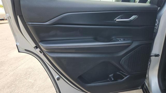 Photo of 2023 Silver Zynith Jeep Grand Cherokee L