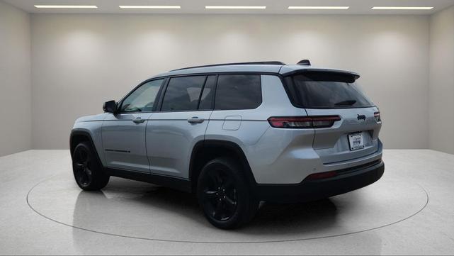 Photo of 2023 Silver Zynith Jeep Grand Cherokee L