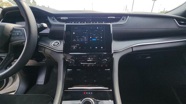 Photo of 2023 Silver Zynith Jeep Grand Cherokee L