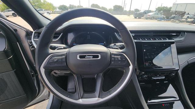 Photo of 2023 Silver Zynith Jeep Grand Cherokee L