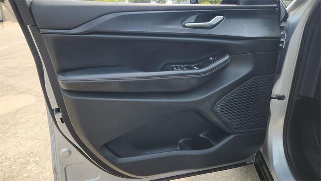 Photo of 2023 Silver Zynith Jeep Grand Cherokee L