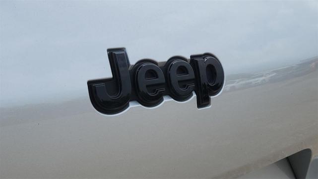 Photo of 2023 Silver Zynith Jeep Grand Cherokee L