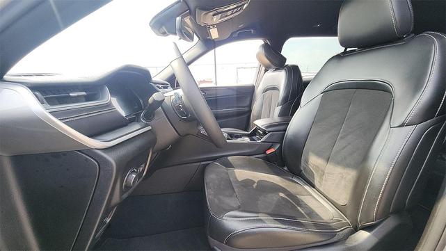 Photo of 2023 Silver Zynith Jeep Grand Cherokee L