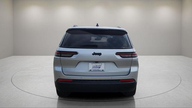 Photo of 2023 Silver Zynith Jeep Grand Cherokee L
