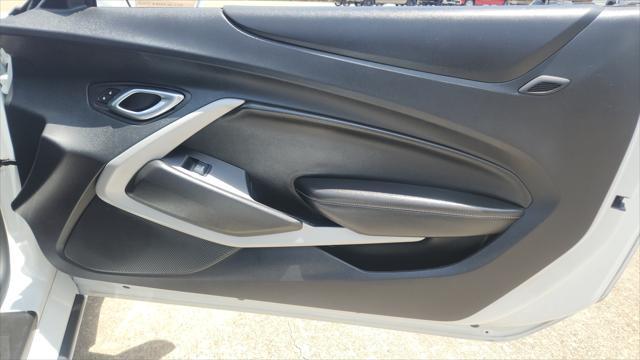 Photo of 2023 Summit White Chevrolet Camaro