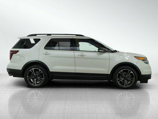 Photo of 2015 White Ford Explorer