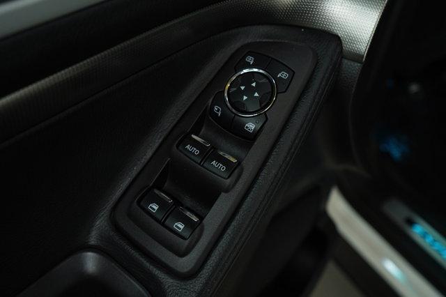 Photo of 2015 White Ford Explorer