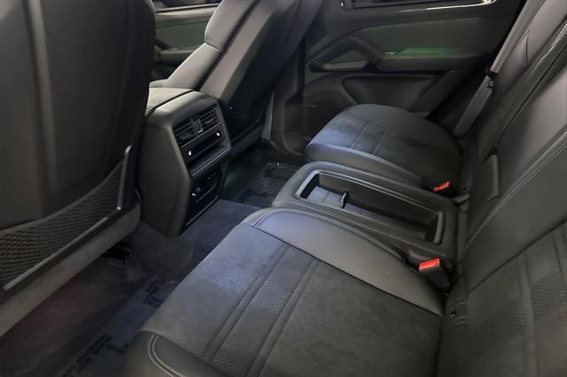 Photo of 2024 Green Porsche Cayenne