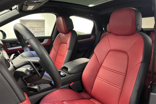 Photo of 2025 Algarve Blue Metallic Porsche Cayenne