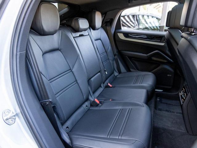 Photo of 2025 Dolomite Silver Metallic Porsche Cayenne