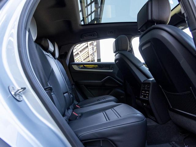 Photo of 2025 Dolomite Silver Metallic Porsche Cayenne
