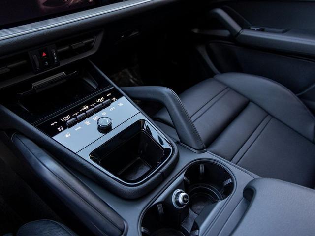 Photo of 2025 Dolomite Silver Metallic Porsche Cayenne