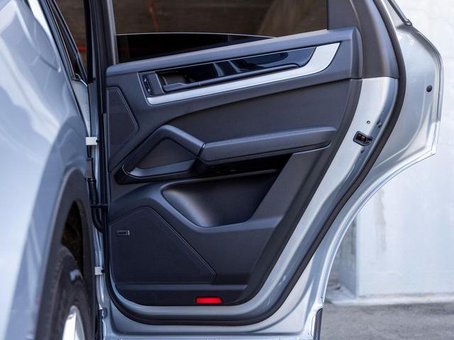 Photo of 2025 Dolomite Silver Metallic Porsche Cayenne