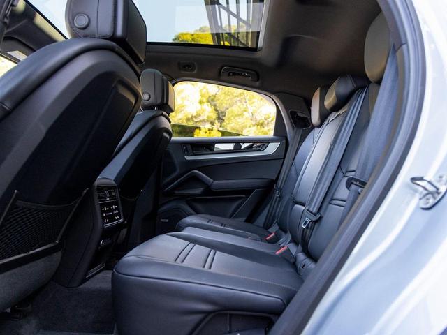 Photo of 2025 Dolomite Silver Metallic Porsche Cayenne