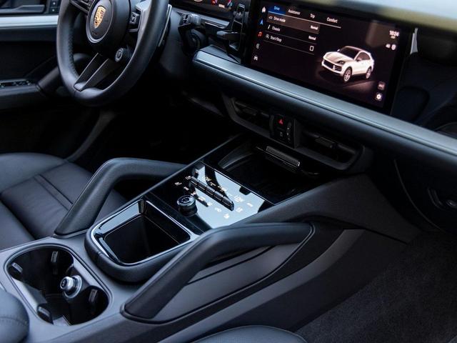 Photo of 2025 Dolomite Silver Metallic Porsche Cayenne
